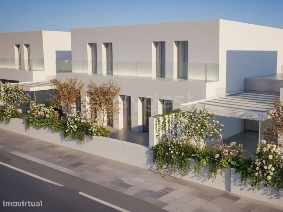 Lote 465 m2 para construção de moradia com 2 pisos e garagem em Tor...