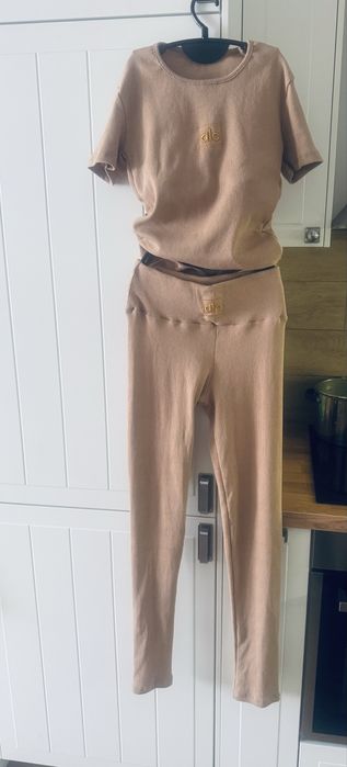 Komplet damski  beżowy leginsy i bluzka rozmiar uniwersalny