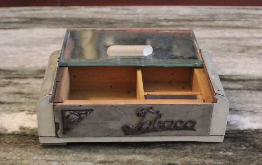 Caixa de tabaco de madeira com aplicações em prateado e madrepérola.