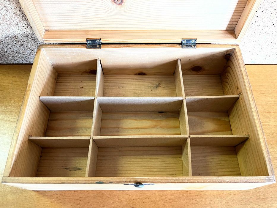 Caixa de madeira com malhetes