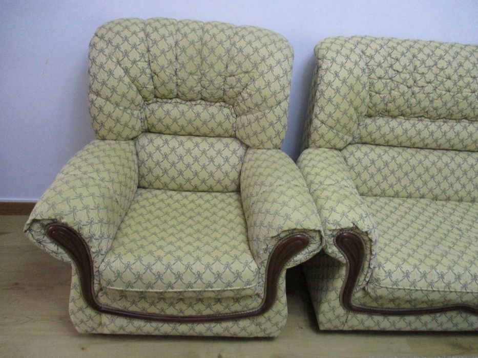 1 Sofá-cama + 1 poltrona individual, tudo como novo.