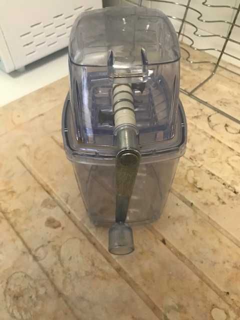 Manual ice crusher64862522860163122
