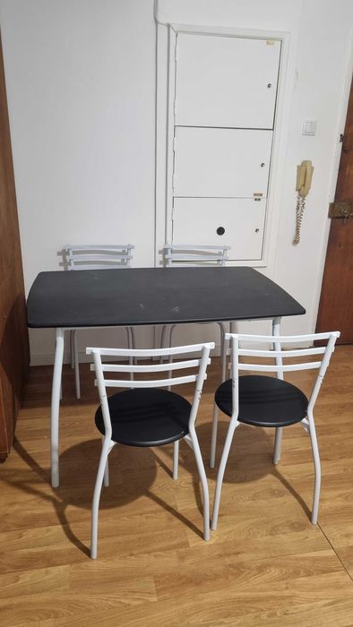 Conjunto mesa e cadeiras