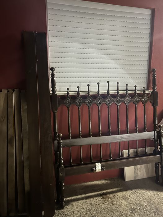 Cama de casal em madeira