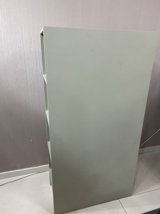 Estante com prateleiras escondidas