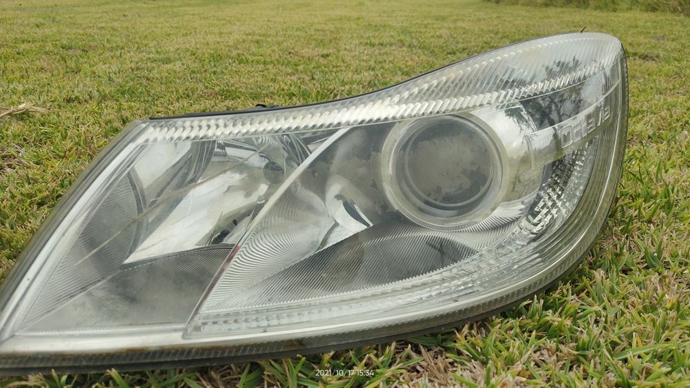 Farol Skoda Octavia 2010 esquerdo