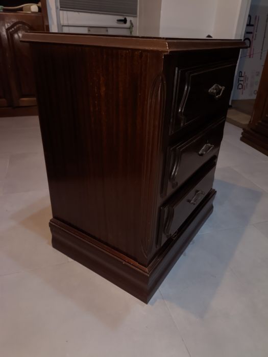 Mesa de cabeceira em mogno