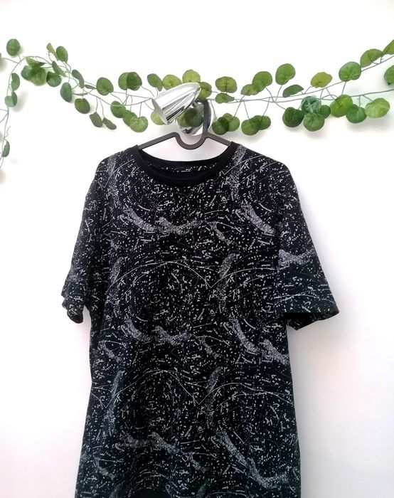 T-shirt Azul Escura com Constelações