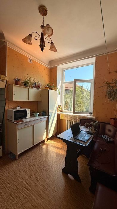 В продажі 2 кімнатна квартира в Центрі,  Сталінка