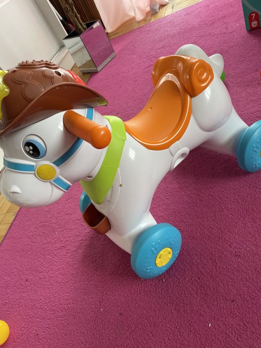 Interaktywny Konik Chicco na biegunach
