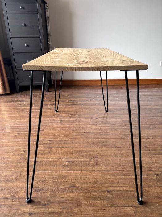 Mesa pequena de madeira