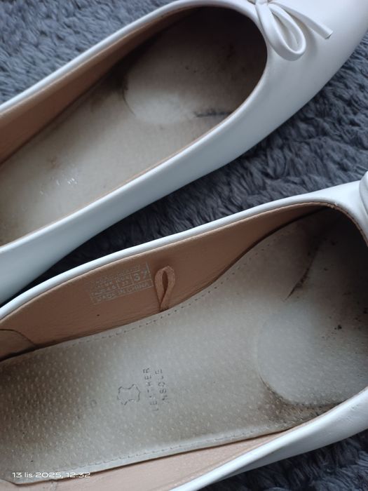 Białe baleriny z kokardą