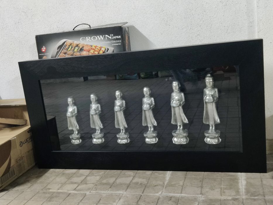 Quadro com  budas no interior