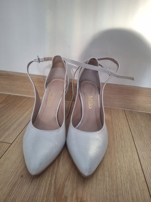 Buty ślubne na słupku