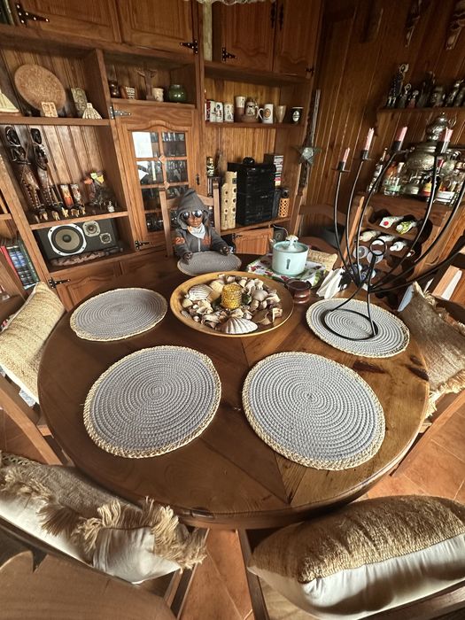 Mesa e cadeiras de madeira maciça mexicana