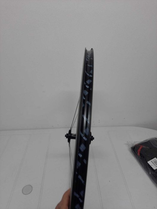 Roda de carbono: DT SWISS ARC 1100 DICUT 80 5/100 (Roda FRENTE)