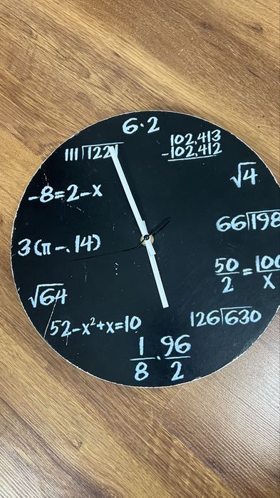 zegar matematyczny z godzinami w postaci dzislan matematycznych