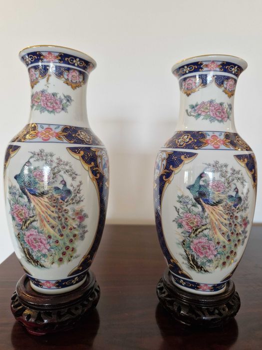 Par de Vasos de Porcelana Japonesa