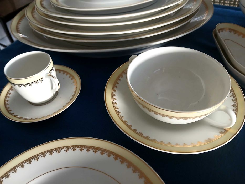 Magnífico Serviço Vista Alegre Antigo (1924-1947) – Porcelana Rendilhada a Ouro (76 peças)