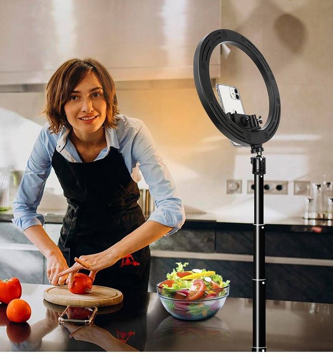 Кільцева лампа з тримачем телефону.