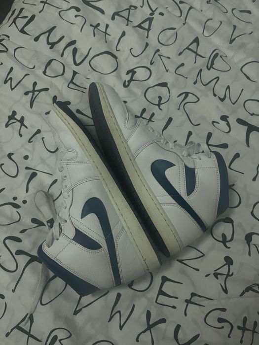 Jordan mid branco e azul usado uma vez ( como novo )