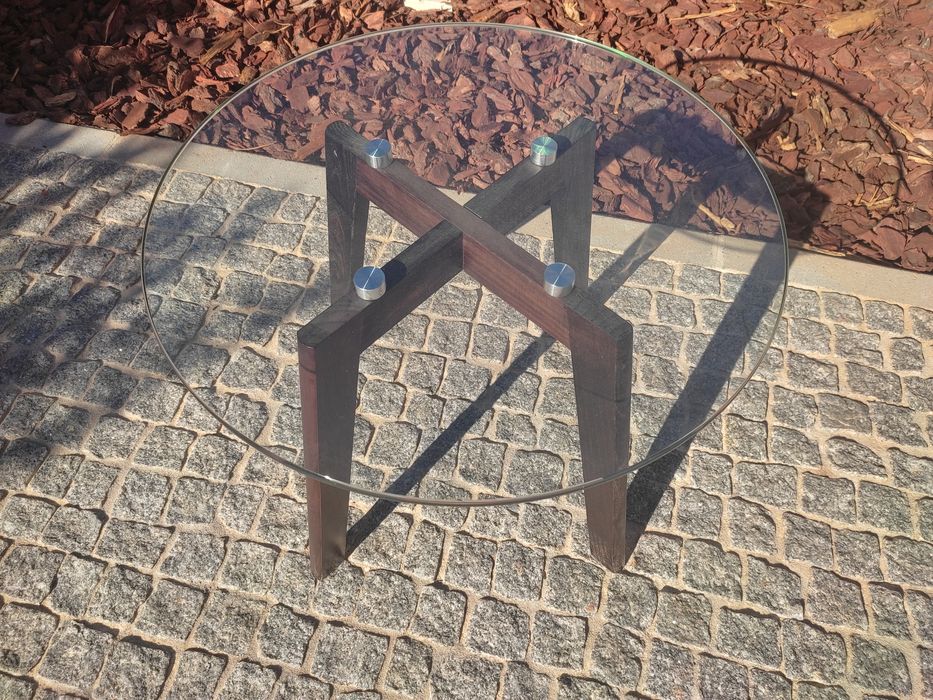 Mesa de centro redonda em vidro e madeira