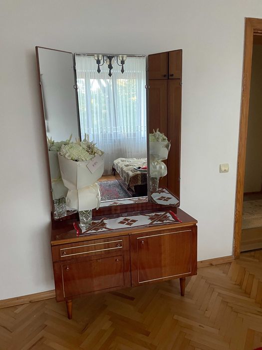 Продається спальня ліжко,дві тумбочки і деркало-комод