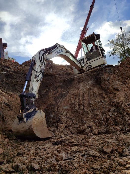 Roboty ziemne , usługi koparkami kucie młotem hydraulicznym