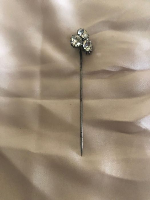 Alfinete vintage com três pedras
