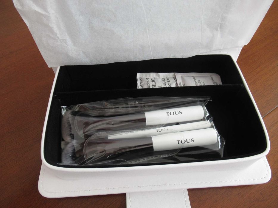 TOUS kosmetyczka z zestawem pędzli, NOWA