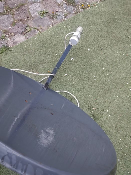 Talerz anteny satelitarnej z konwerterem i mocowaniem