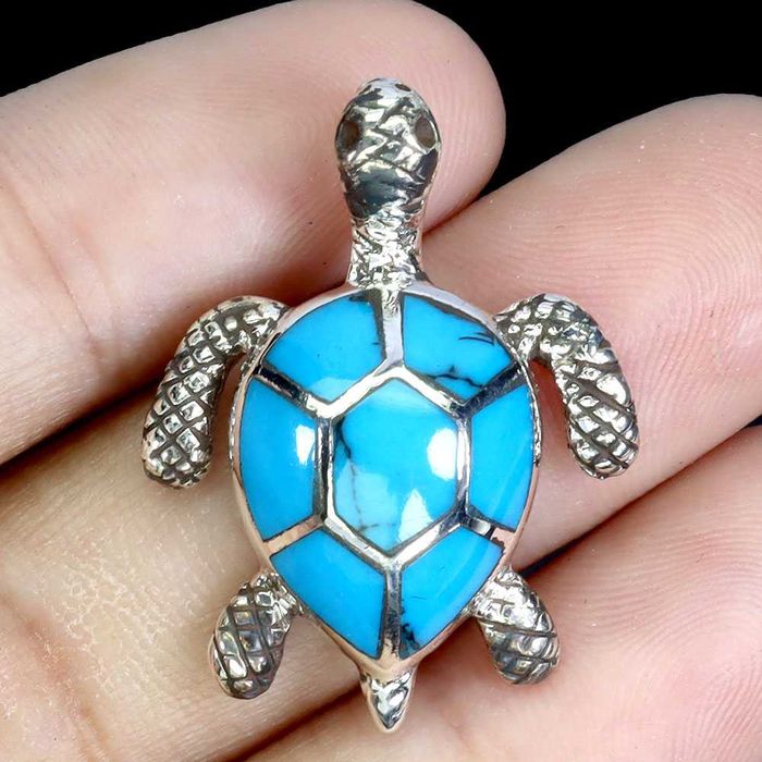 Подвеска из серебра 925 пробы с бирюзой 7x5 мм в форме черепахи.