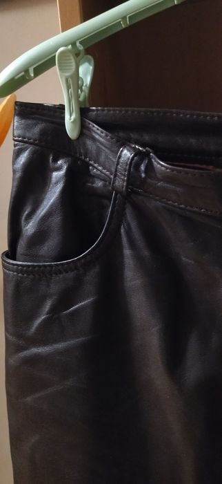 Calças de pele castanhas da Capri