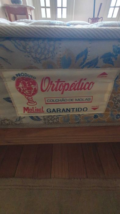 Cama king size com estrado e colchão