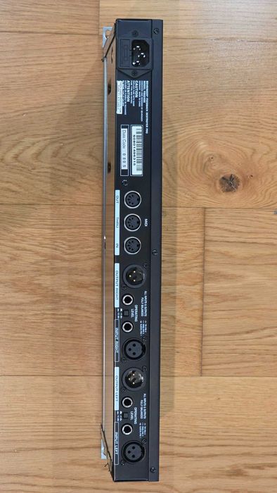 Подавлювач зворотнього зв'язку Behringer FBQ 2496
