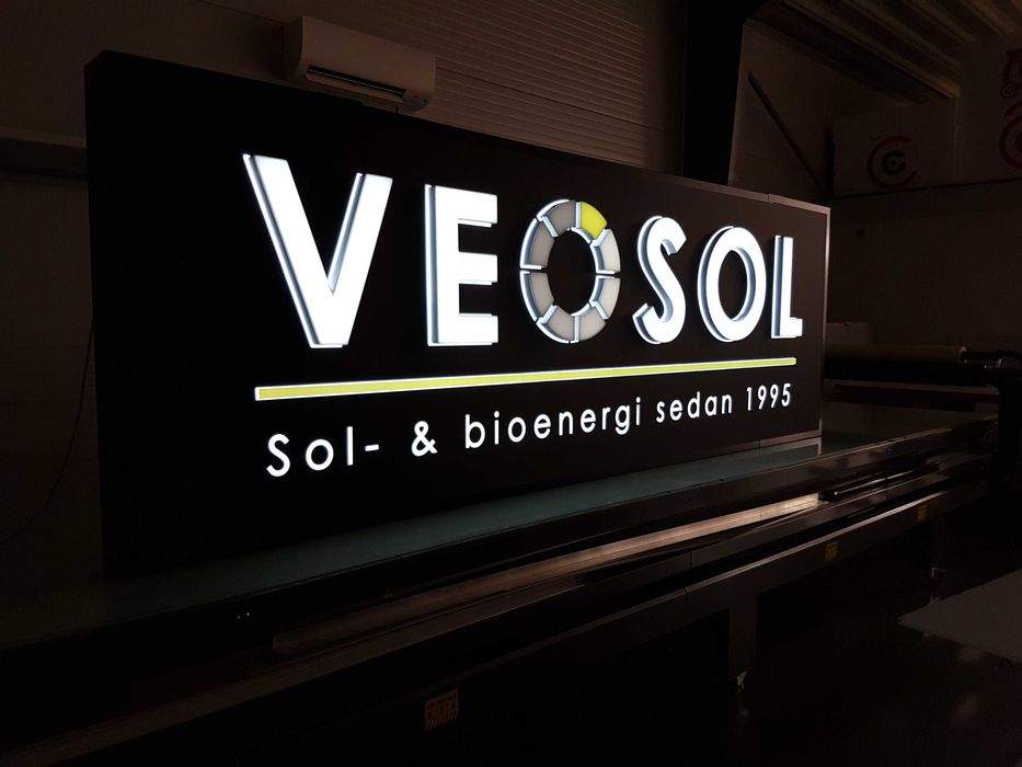 Nowoczesne, ultralekkie szyldy świetlne i litery 3D – nawet 30% lżejsze niż tradycyjne / REKLAMA/KASETON/LITERY 3D