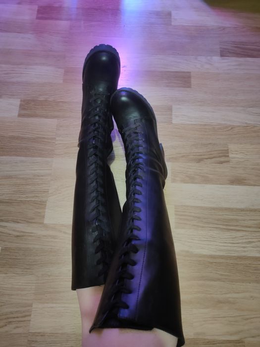 Czarne wysokie wiązane kozaki na obcasie 39