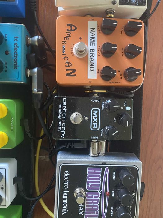 Pedalboard com variados pedais de guitarra