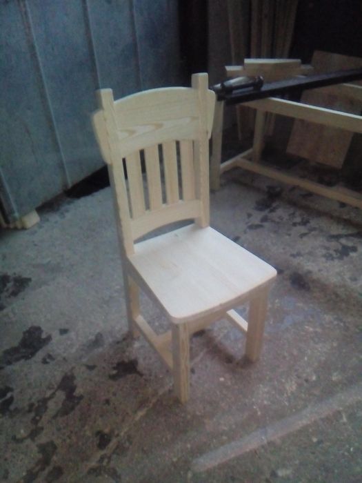 Кровать, разная мебель, двери, окна и все из дерева