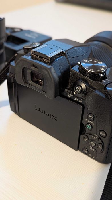 Bezlusterkowiec Panasonic Lumix DMC-G80, wraz z obiektywami i torbą.