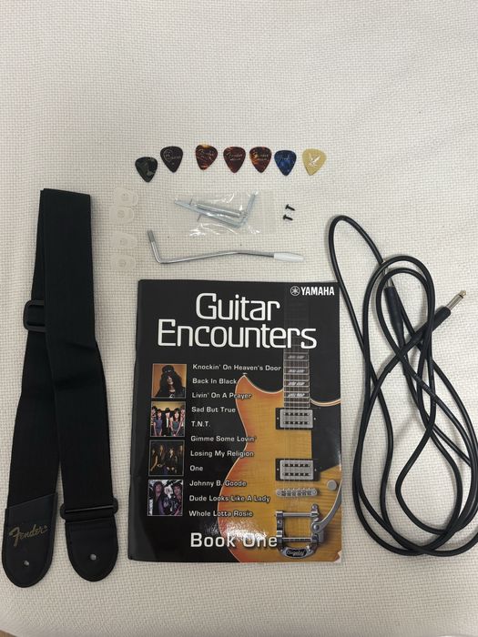 Kit Guitarra Elétrica Squier + Amplificador – Como Novo