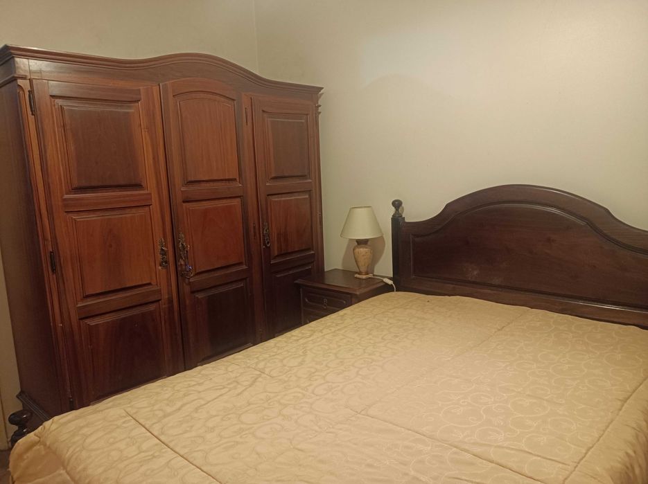 Mobília de quarto completa em madeira