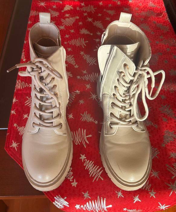 Botas em creme com fecho