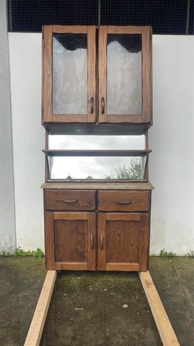 Móvel de madeira – com vitrine e espelho