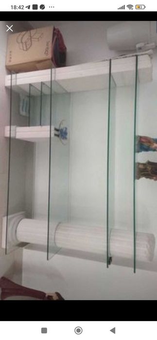 Móvel em pedra e vidro