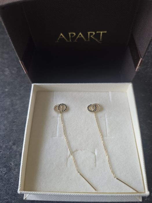 Kolczyki złote przeciągane stylizowane na znaną markę z białymi I czar