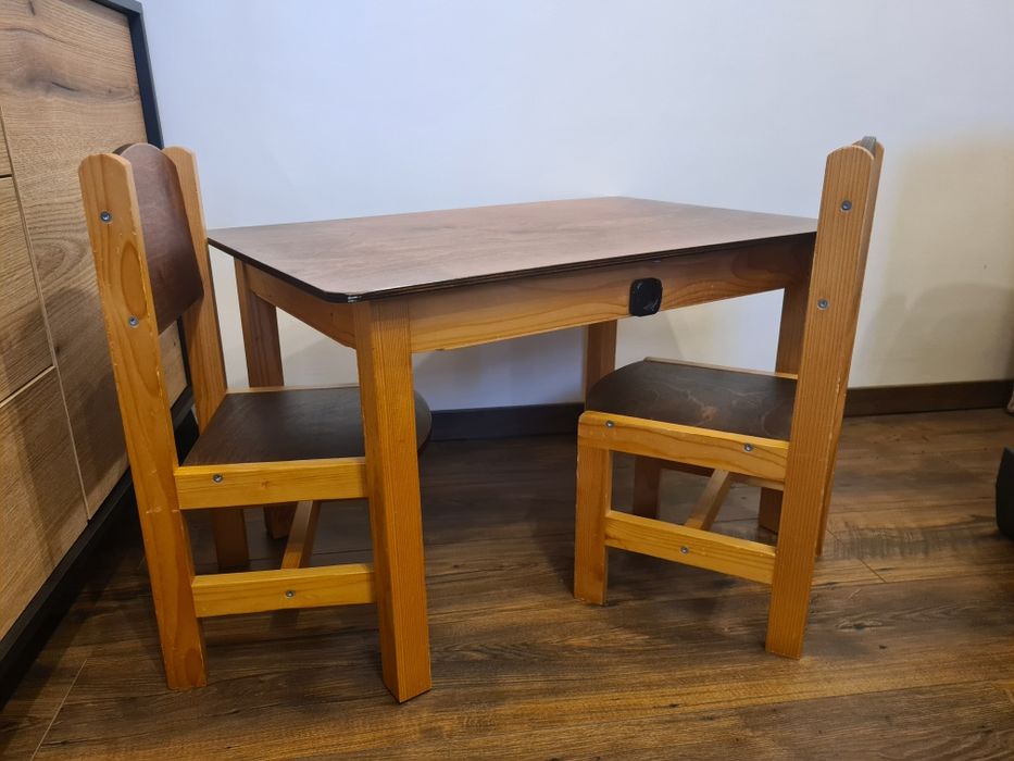 Stolik z krzesełkami dla dzieci