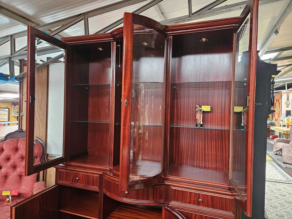 Excelente móvel em madeira maciça para sala ou escrit