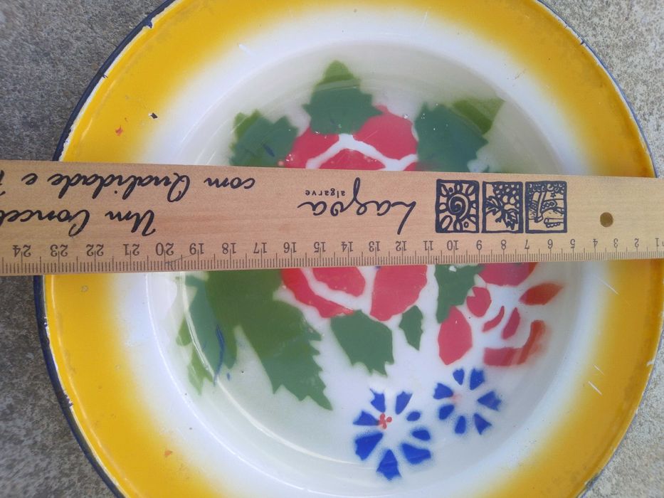 Prato em esmalte, com várias cores