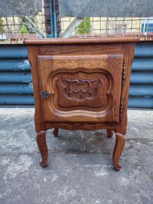 Starodawna szafka nocna